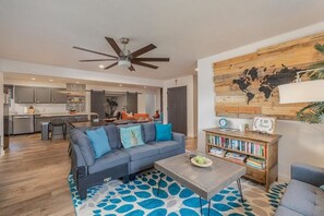 TV, video game console, offices - Stylish Modern Home: Entertaining Den & Prime Location! (Springfield)