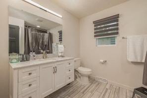 Shower, hair dryer, towels - Stylish Modern Home: Entertaining Den & Prime Location! (Springfield)