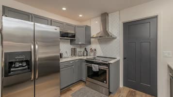 Kylskåp, mikrovågsugn, ugn och spishäll