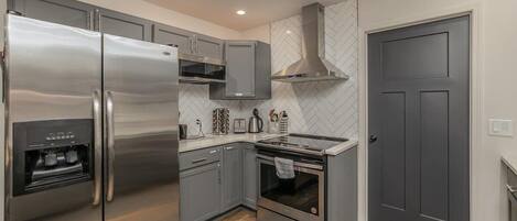 Frigorífico, microondas, horno y placa de cocina