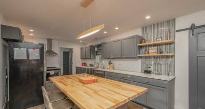 Stylish Modern Home: Entertaining Den & Prime Location!