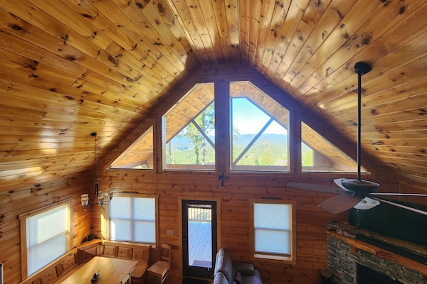 Een smart-tv, een open haard, tafelvoetbal en een tafeltennistafel