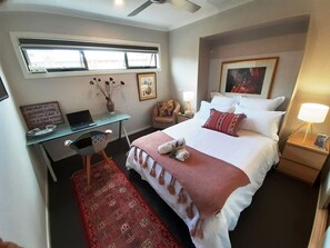 4 slaapkamers, een bureau, een strijkplank/strijkijzer, gratis wifi