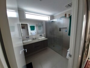 Douche, sèche-cheveux, serviettes fournies, savon