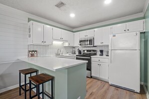 Frigorifero, microonde, forno, piano cottura