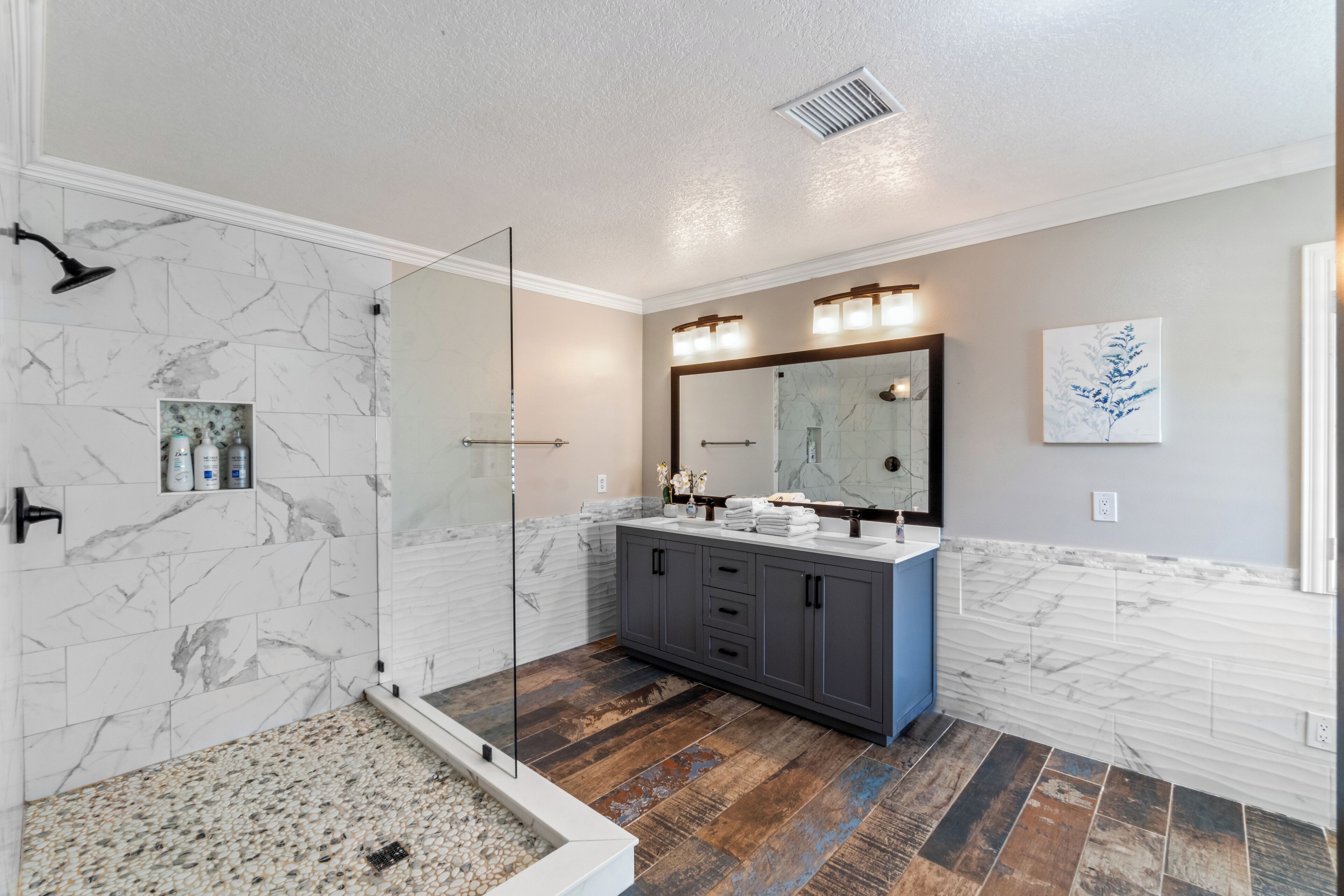 Combined shower/bathtub, hair dryer, towels, soap