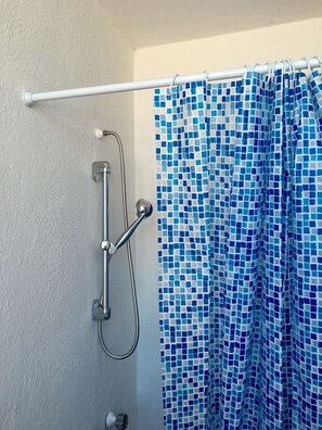 Een douche, een haardroger, een bidet, handdoeken