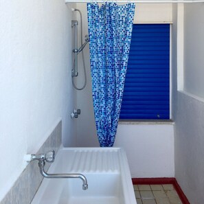 Shower, hair dryer, bidet, towels - Puglia (Apulia) - Salento Sunny beach front 2br house (Lendinuso)