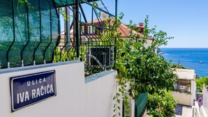 En fastighet vid kusten med en skylt där det står "ULICA IVA RACICA".