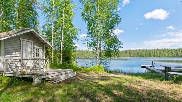 A cabin with a deck, a dock, and a lake view. - Piennarpää by Interhome (Saarijärvi)
