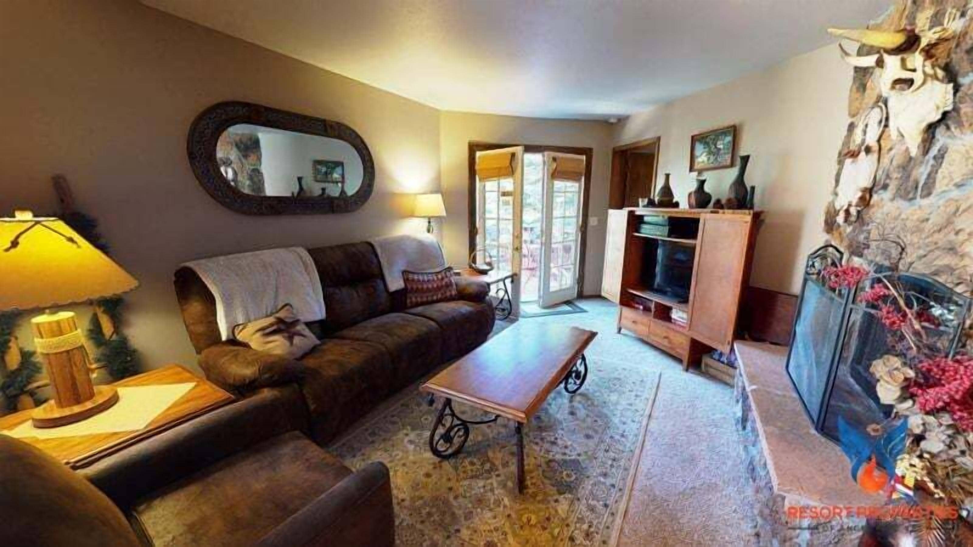 Televisión y chimenea 