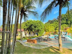 32-inch LCD TV with digital channels, TV - Pangkor Holiday Resort (Pangkor Island)