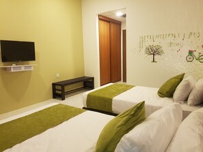 Habitació amb dos llits individuals superior | Decoració individual i escriptori