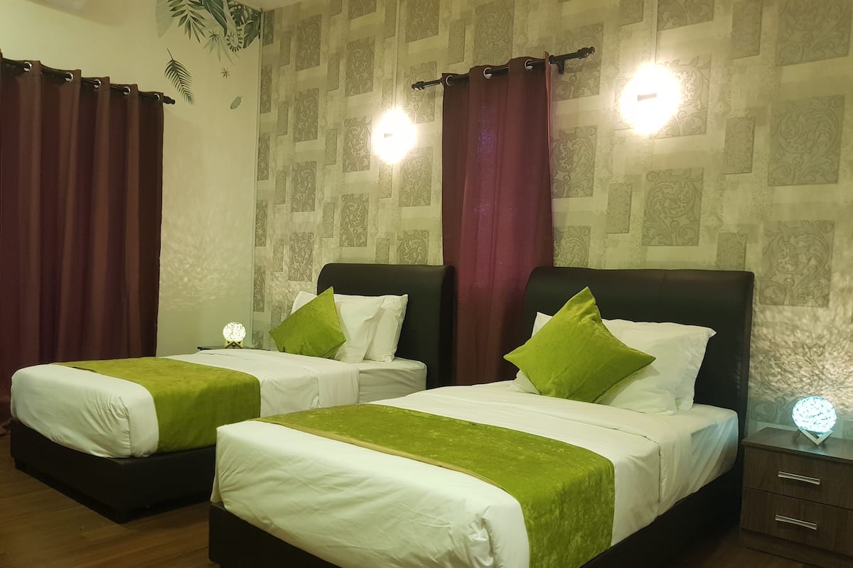Deluxe Twin kamer | Individueel gedecoreerd, een bureau, een laptopwerkplek, extra bedden