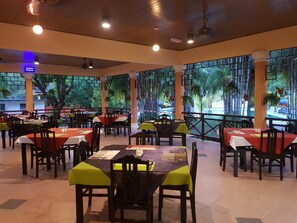 Breakfast, lunch, dinner served; local and international cuisine
