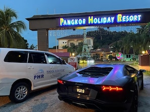 Vista frontal de la propiedad