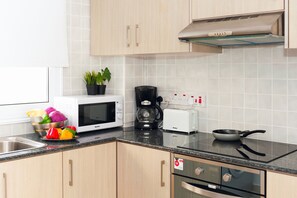 Kühlschrank, Mikrowelle, Ofen, Herdplatte