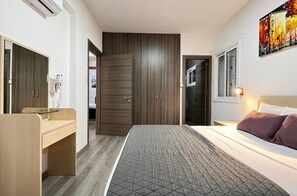 4 bedrooms, iron/ironing board, Internet, bed sheets