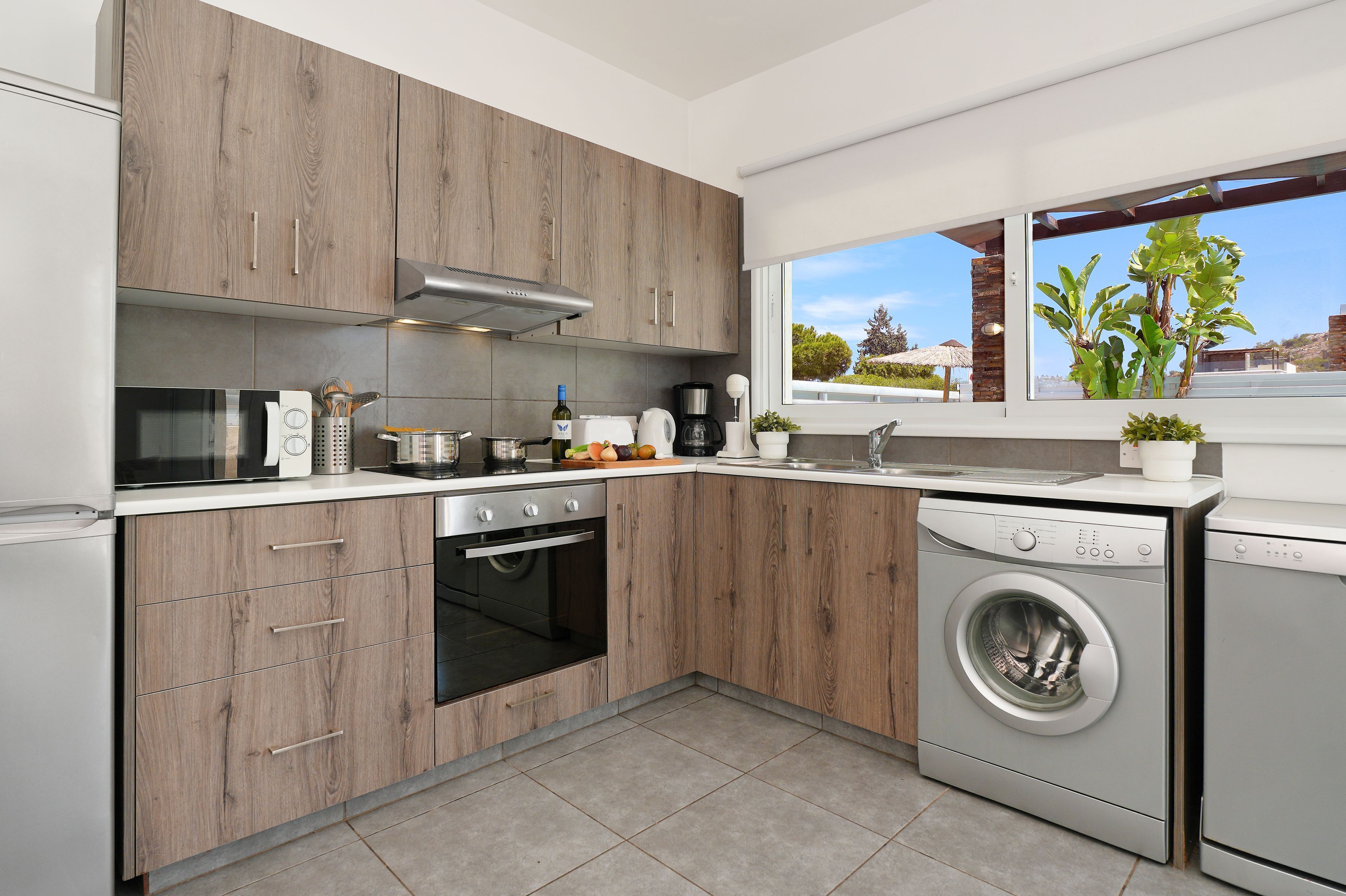 Een koelkast, een magnetron, een oven, een kookplaat