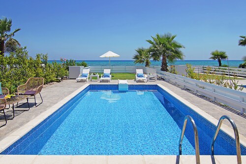 Villa Ivory - Seafront Villa in Ayia Thekla