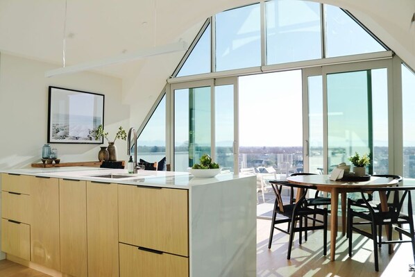 Deluxe Penthouse | Dining room - The Carlton Apartments (Christchurch)