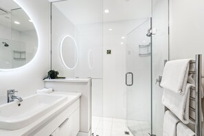 Executive Apartment | Bathroom | Separate tub and shower, deep soaking tub, free toiletries, hair dryer - The Carlton Apartments (Christchurch)