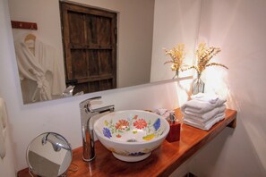 Shower, hair dryer, towels, soap - Beautiful Luxury King Bed Room in Valledupar Boutique Hotel (Valledupar)