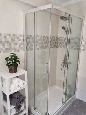 Een haardroger, handdoeken, zeep, shampoo