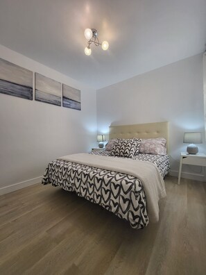 3 dormitorios, tabla de planchar con plancha, wifi gratis y ropa de cama