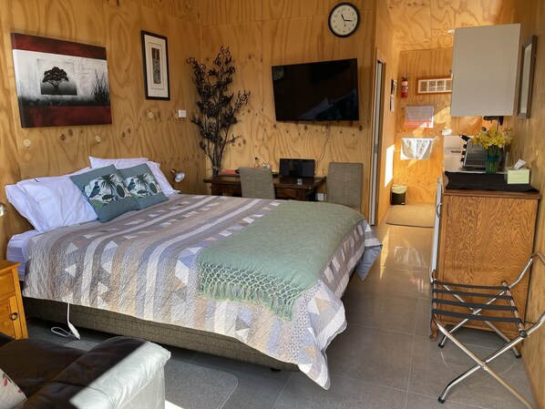 Iron/ironing board, free WiFi, bed sheets