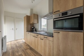 Kylskåp, mikrovågsugn, diskmaskin och kaffe- och tebryggare