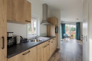 Réfrigérateur, micro-ondes, lave-vaisselle, cafetière/bouilloire