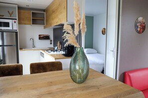 Réfrigérateur, micro-ondes, lave-vaisselle, chaise haute