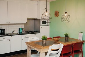 Refrigerador, microondas, lavavajillas y periquera 