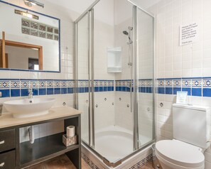 Doccia, asciugacapelli, asciugamani, sapone