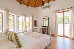 5 quartos, ferros/tábuas de passar roupa, Wi-Fi, roupa de cama