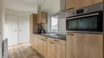 Fridge, microwave, dishwasher, coffee/tea maker