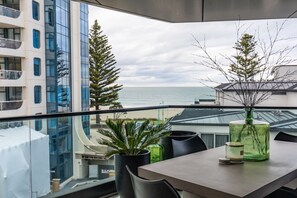 Outdoor dining - Luxury with Seaviews, swimming pool & Mauao views (Tauranga)