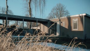 Un bâtiment moderne doté d’une galerie couverte et d’un petit espace porche.