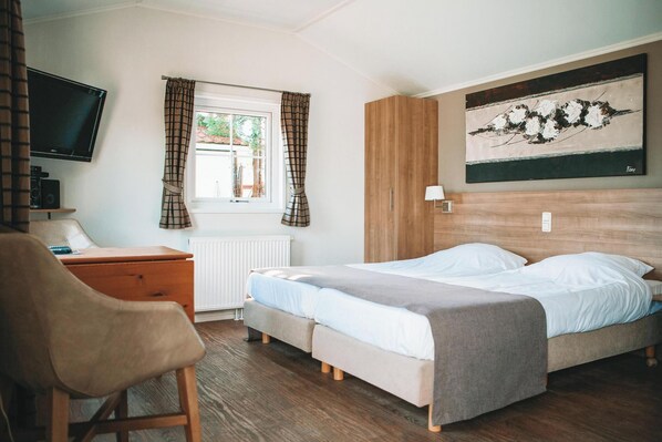 2 bedrooms, Internet - 2 + 2-person Hotel room (Voorthuizen)