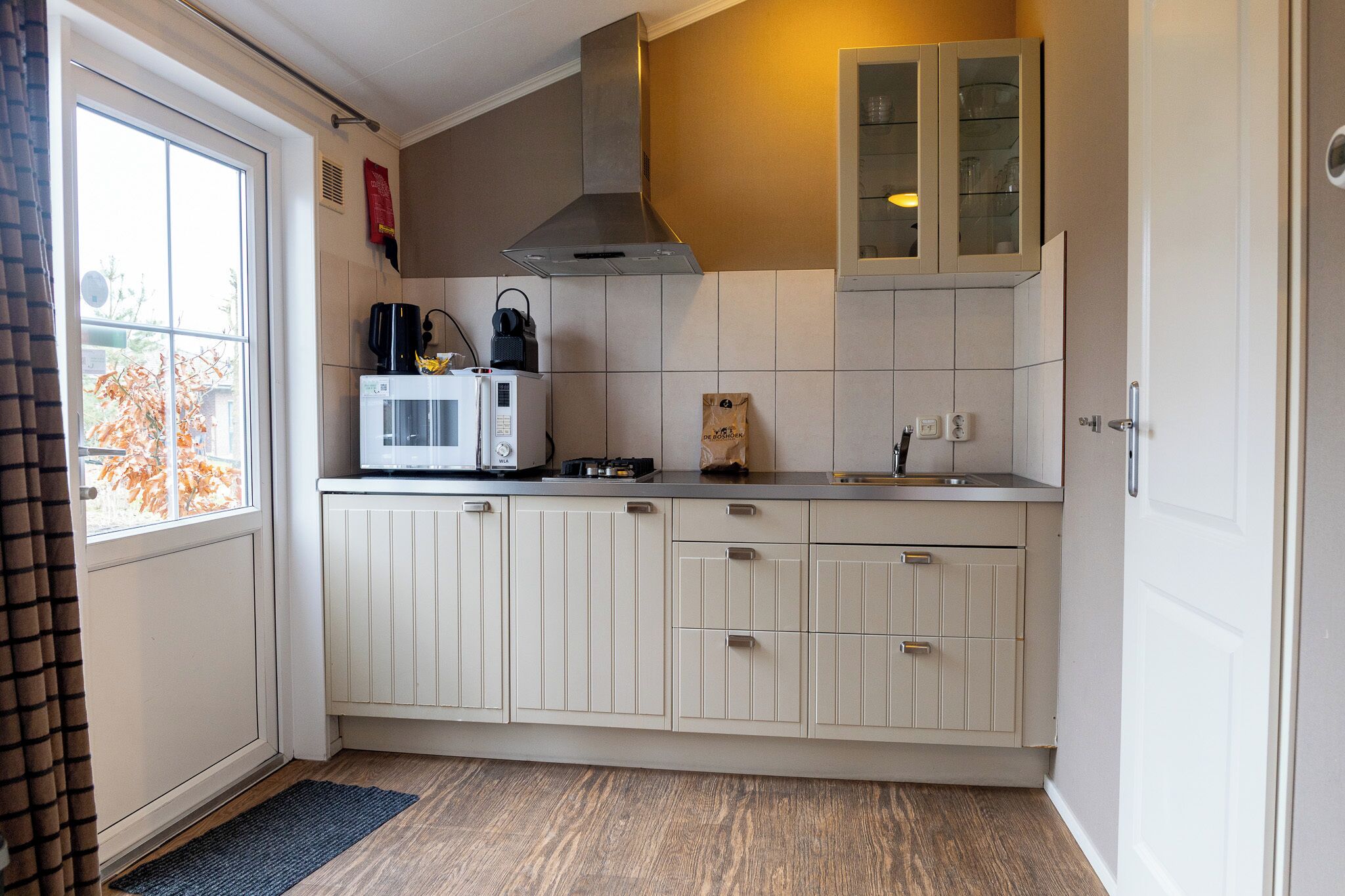 Een koelkast, een magnetron, een kinderstoel