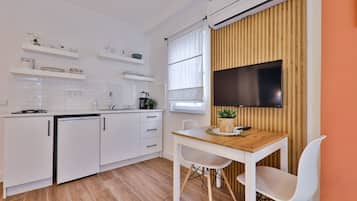 Studio Tiêu chuẩn, 1 giường cỡ queen, bếp nhỏ | Bếp riêng | Tủ lạnh, bếp nấu, dụng cụ pha cà phê/trà, ấm điện
