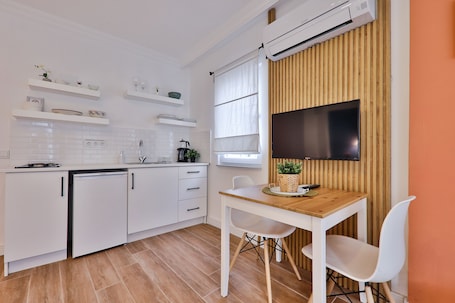 Standard Studio, 1 Queen Bed, Kitchenette | Private kitchen | Fridge, stovetop, coffee/tea maker, electric kettle