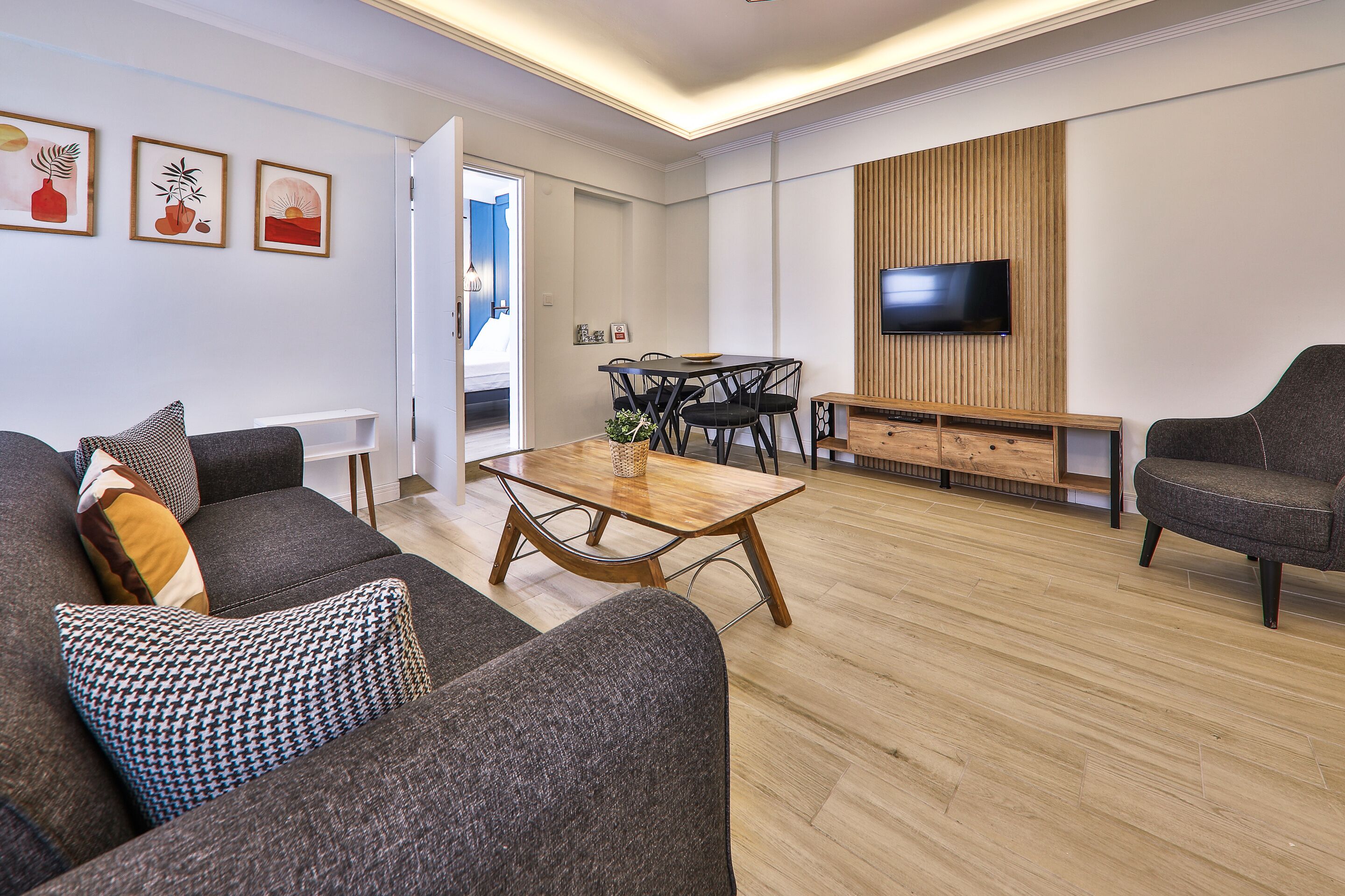 ファミリー コンドミニアム 1 ベッドルーム 簡易キッチン | リビング エリア | 35 インチの薄型テレビ (衛星放送視聴可)、液晶テレビ