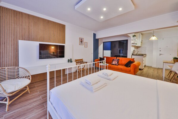 Studio Deluxe, 1 grand lit | Espace de travail pour ordinateurs portables, système d’insonorisation