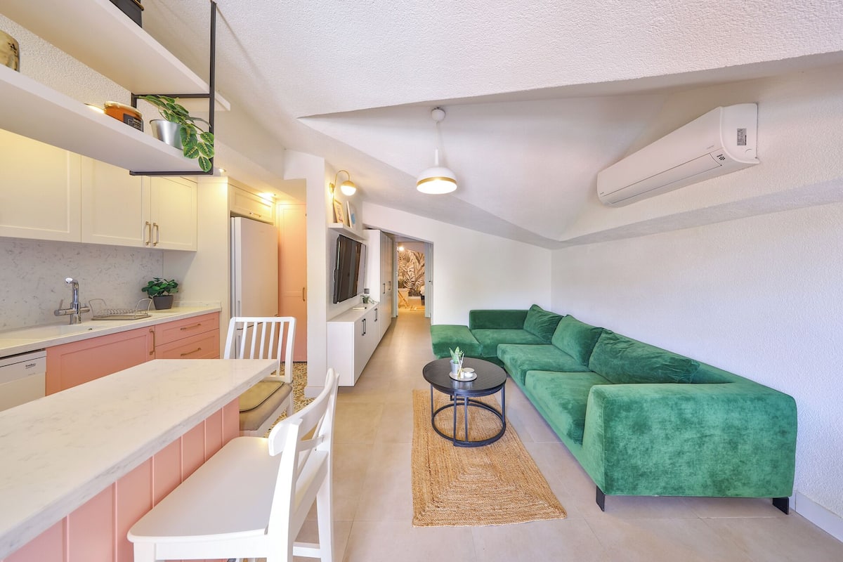 Penthouse Deluxe, 1 grand lit, vue partielle sur la mer | Coin séjour | Télévision à écran plat de 35 pouces avec chaînes par satellite