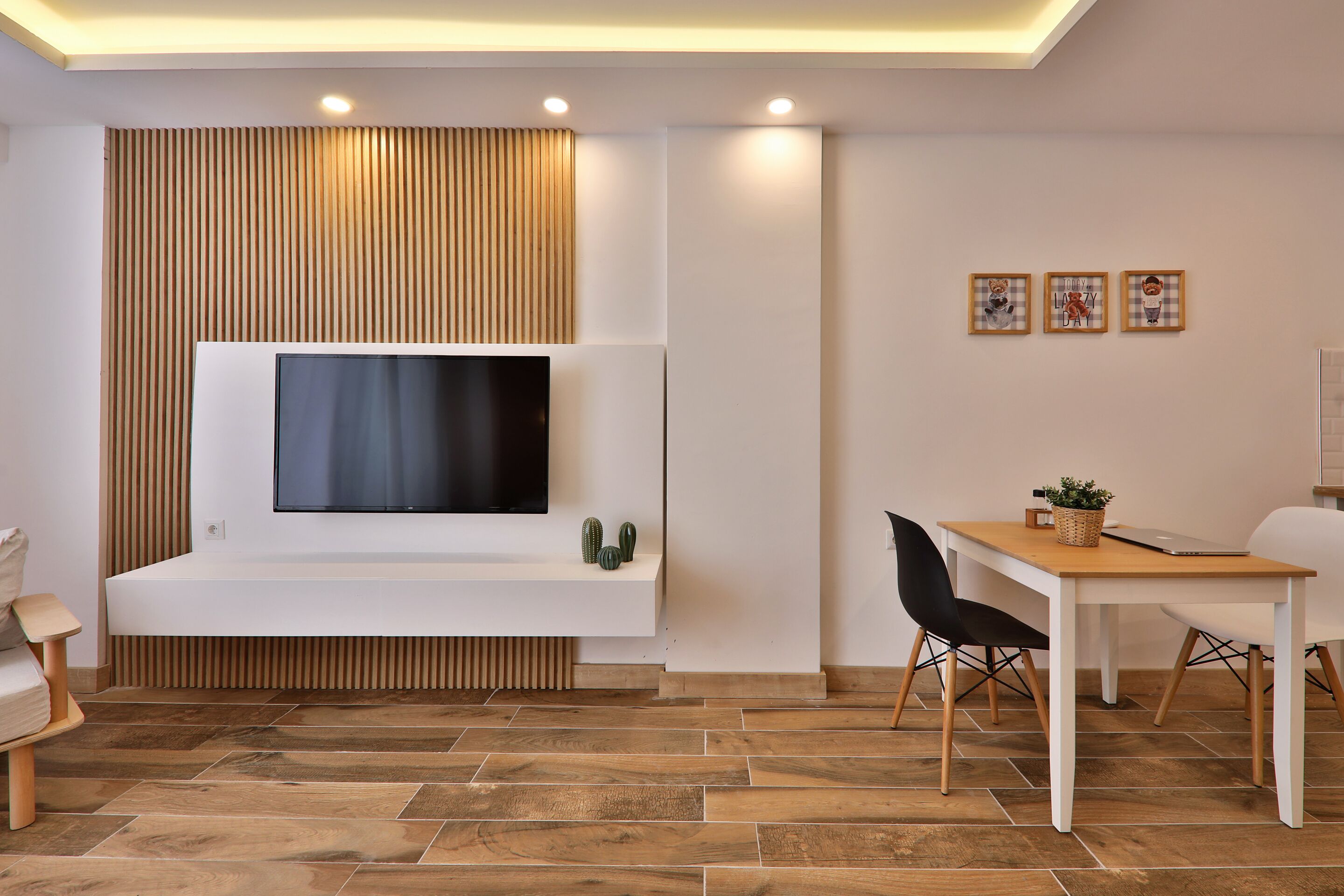 エコノミー スタジオ シングルベッド 2 台 1 階 | リビング エリア | 35 インチの薄型テレビ (衛星放送視聴可)、液晶テレビ