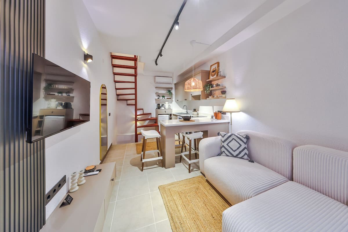 Appartement Duplex Familial | Coin séjour | Télévision à écran plat de 35 pouces avec chaînes par satellite