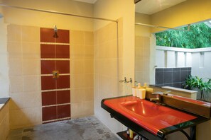 Ducha, secador de pelo, bidet, toallas