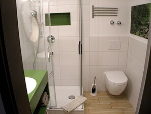 Sèche-cheveux, serviettes fournies, savon